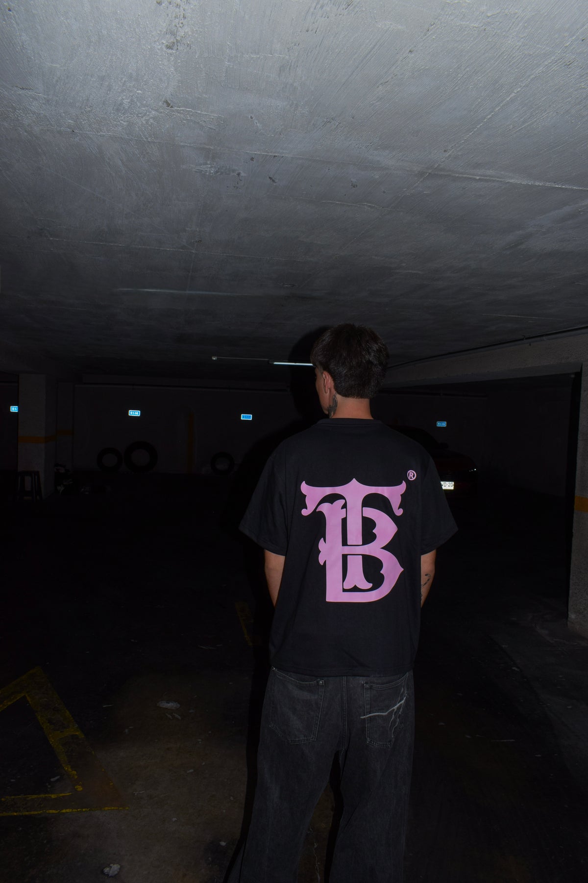 BLACK HEAVYWEIGHT TEE