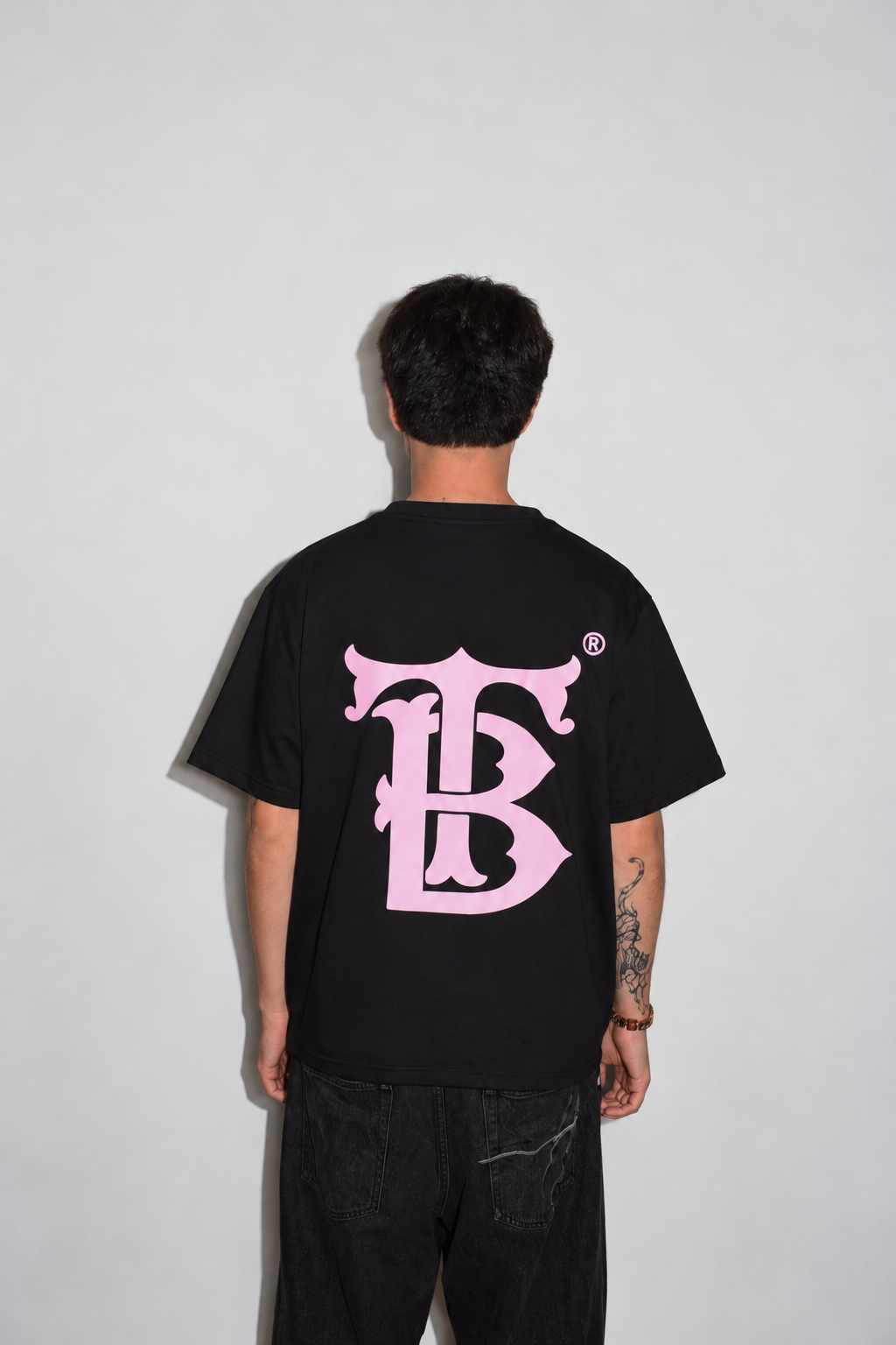 BLACK HEAVYWEIGHT TEE