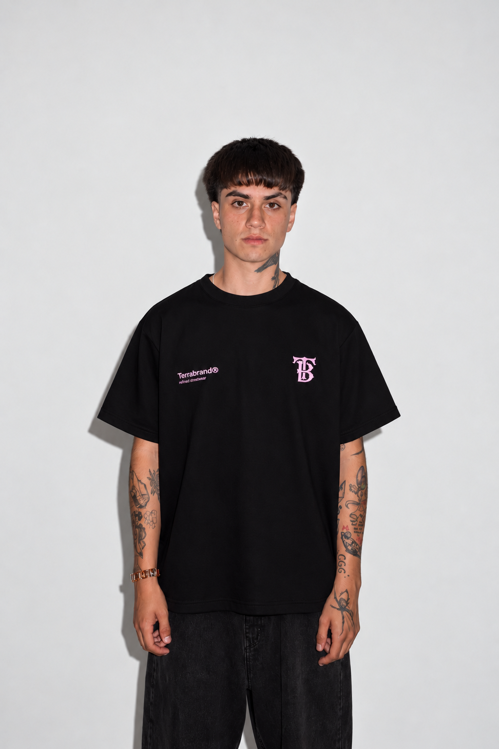BLACK HEAVYWEIGHT TEE